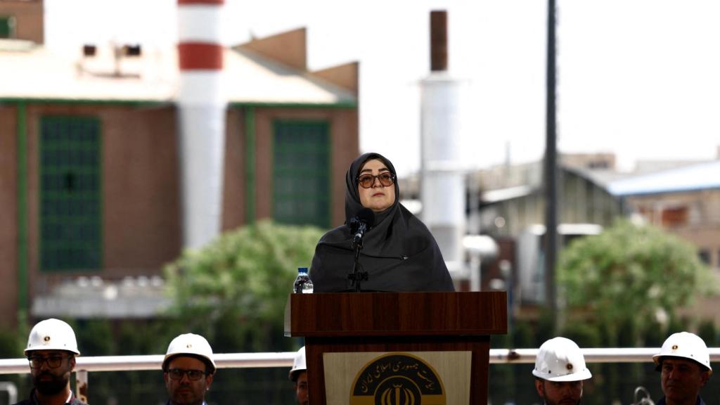 Fatemeh Mohajerani, portavoz del Gobierno, da una rueda de prensa frente a la central eléctrica de Tarasht en Teherán.