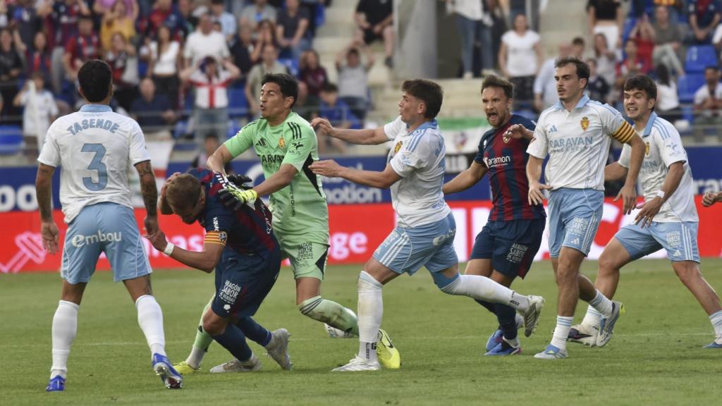 Momento del puñetazo de Andrada a Pulido en el Huesca - Real Zaragoza