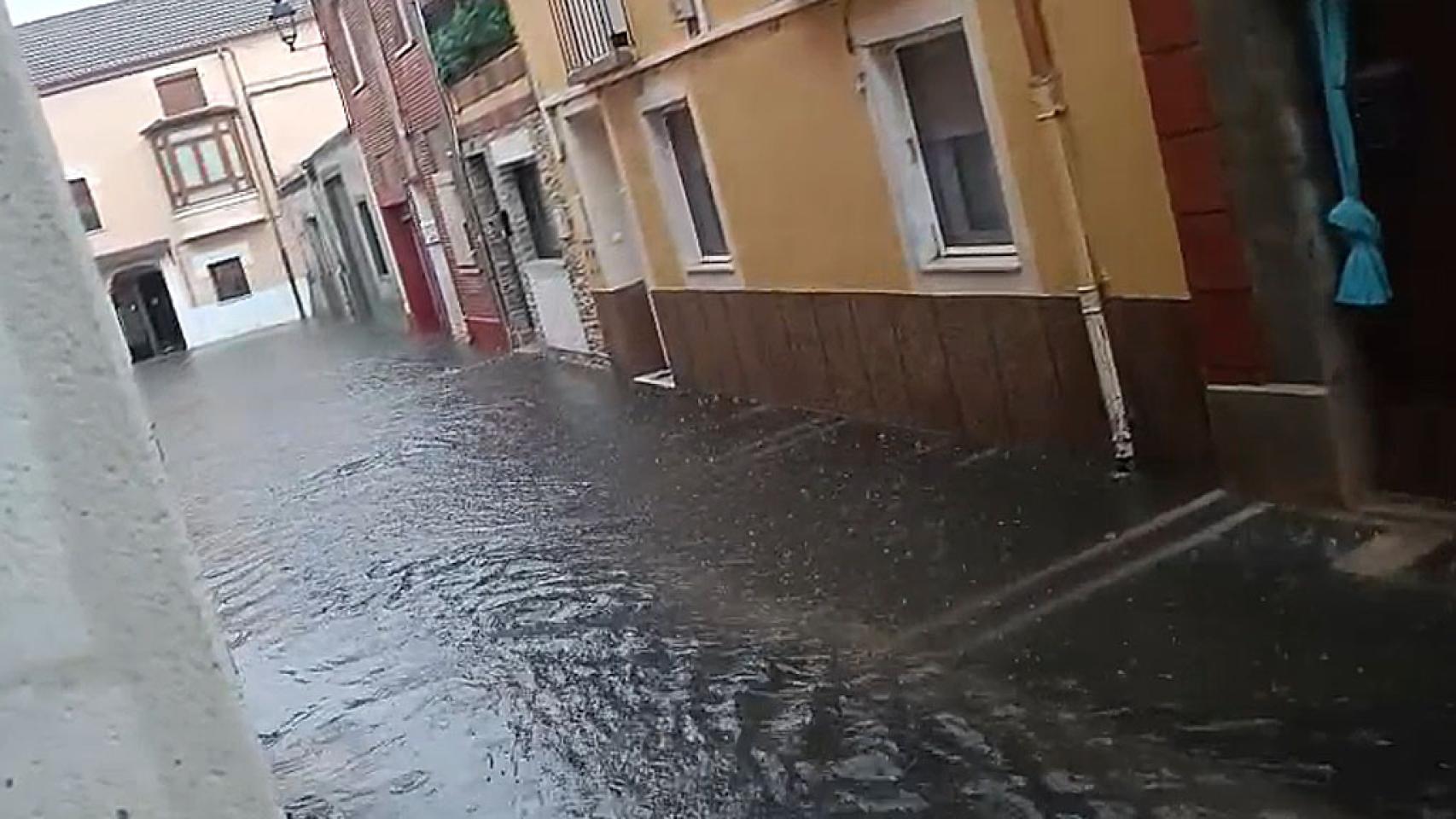 Las calles de Tudela inundadas tras la tormenta.
