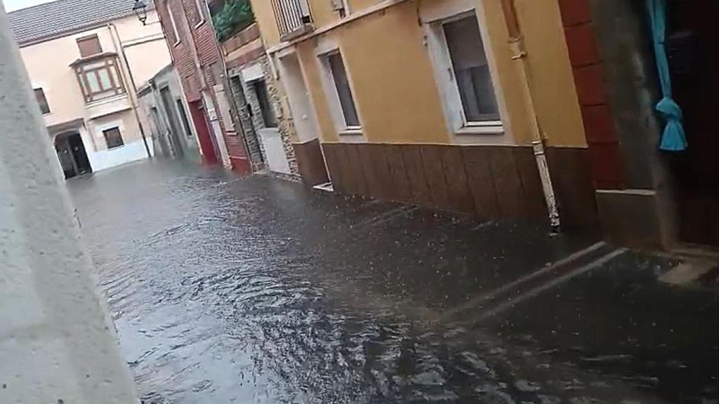 Las calles de Tudela inundadas tras la tormenta.