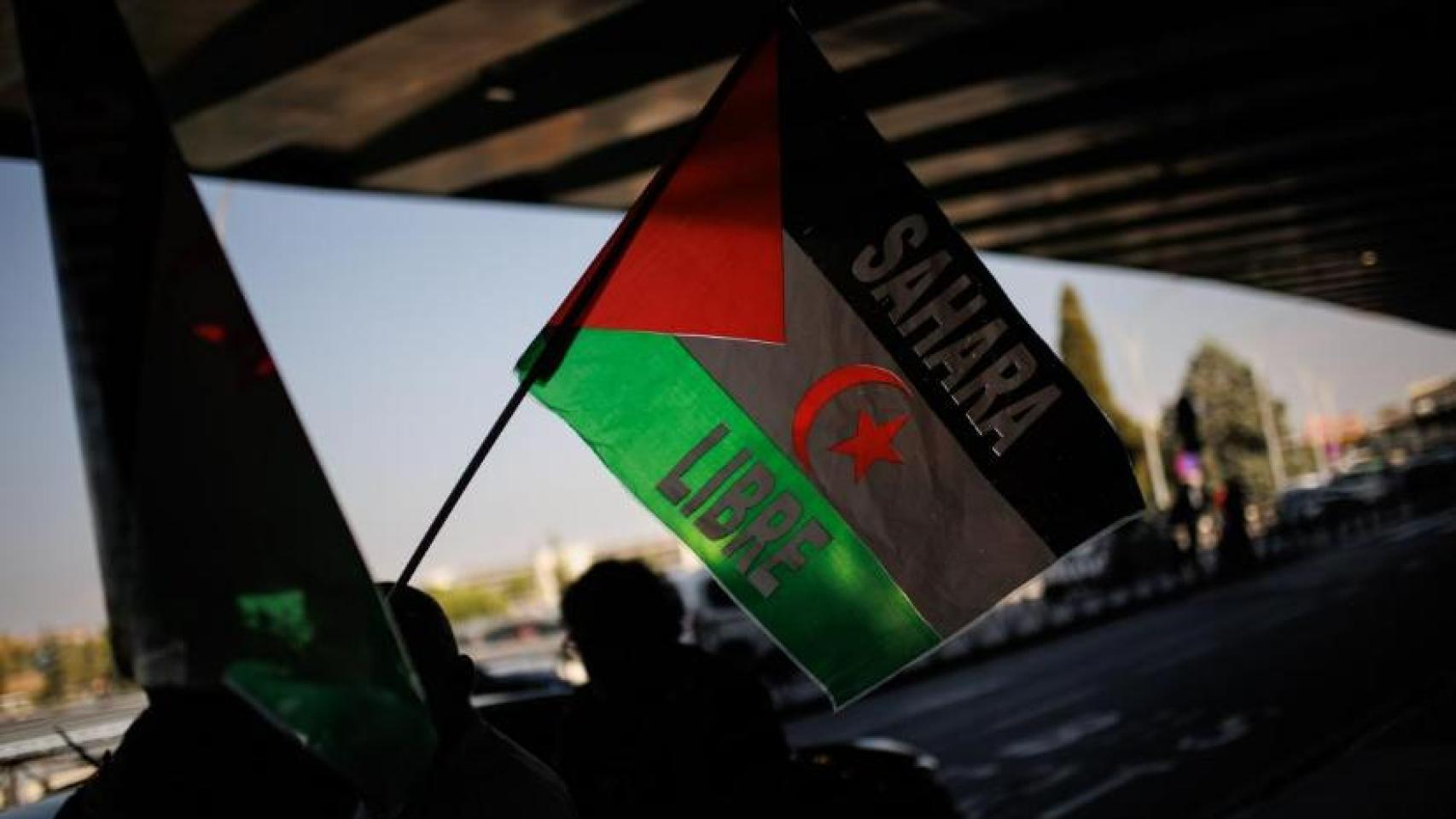 Una bandera de 'Sáhara Libre', en la T1 del Aeropuerto Adolfo Suárez-Madrid Barajas.