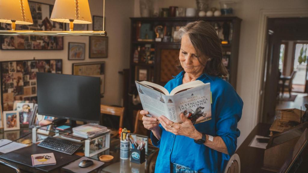 La escritora, con su nuevo libro, 'La venganza del apostol'.