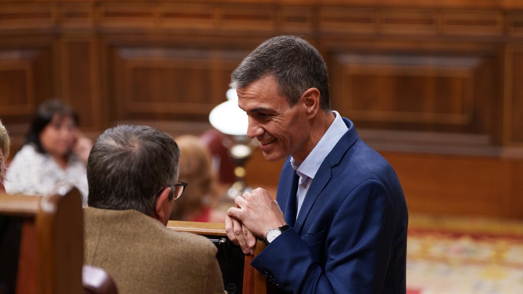 Pedro Sánchez conversa con Patxi López en el Congreso de los Diputados durante este martes y minutos antes de votar.