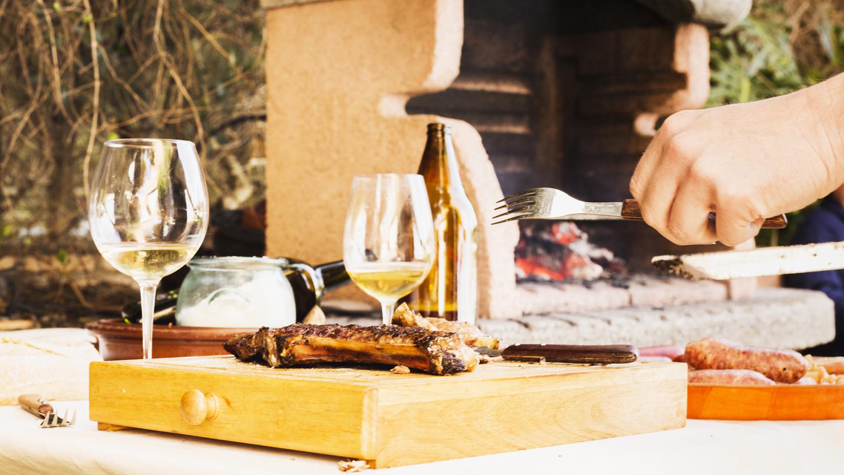 person-hand-ready-eat-grilled-meat-chopping-board.jpg
