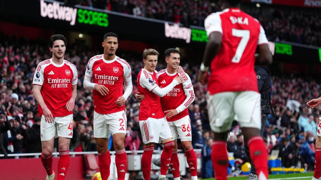 Odegaard celebra un gol del Arsenal con sus compañeros