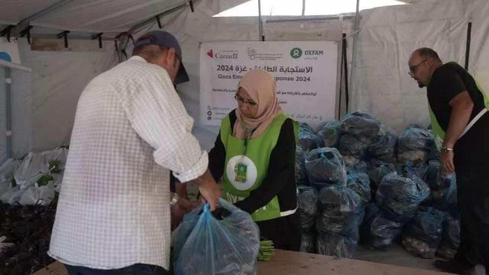 Una carpa de Oxfam en Gaza para ayuda humanitaria, durante lo más duro de la guerra, en 2024.