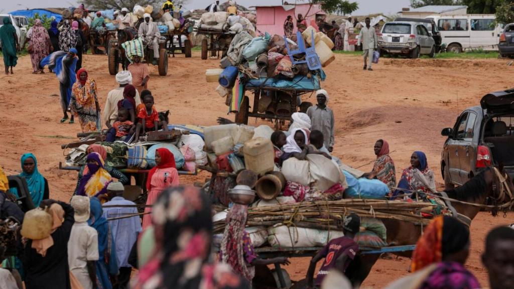 Los propietarios de carretas en Chad transportan pertenencias de personas sudanesas que huyeron del conflicto en la región de Darfur, en Sudán, mientras cruzan la frontera entre Sudán y Chad en Adré, Chad, el 4 de agosto de 2023.