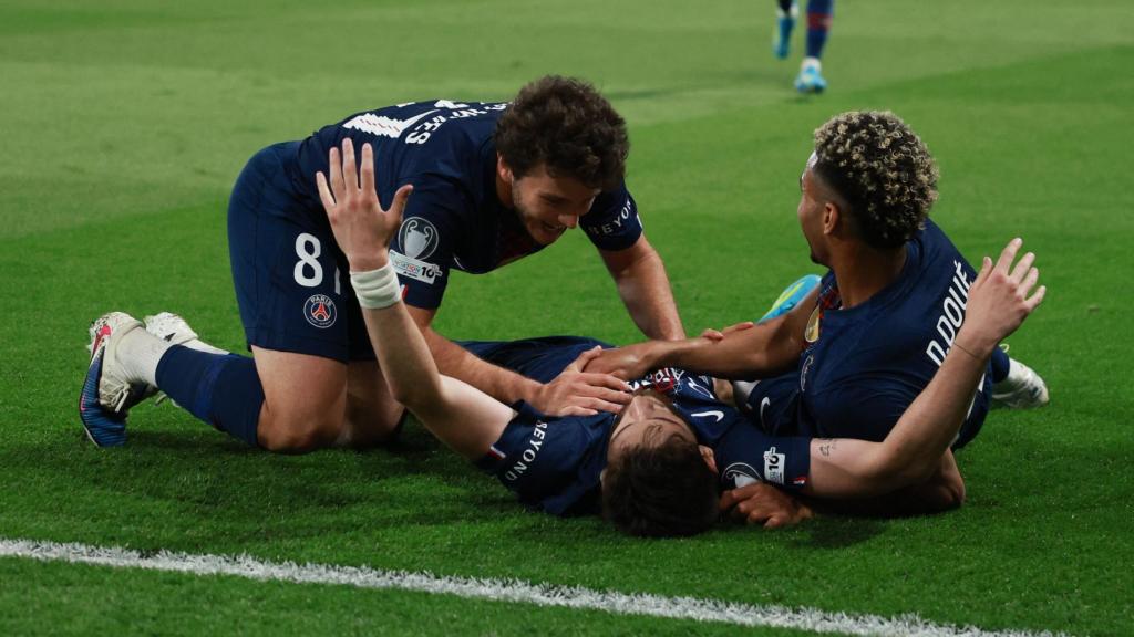 Kvaratskhelia, felicitado por uno de sus goles ante el PSG.