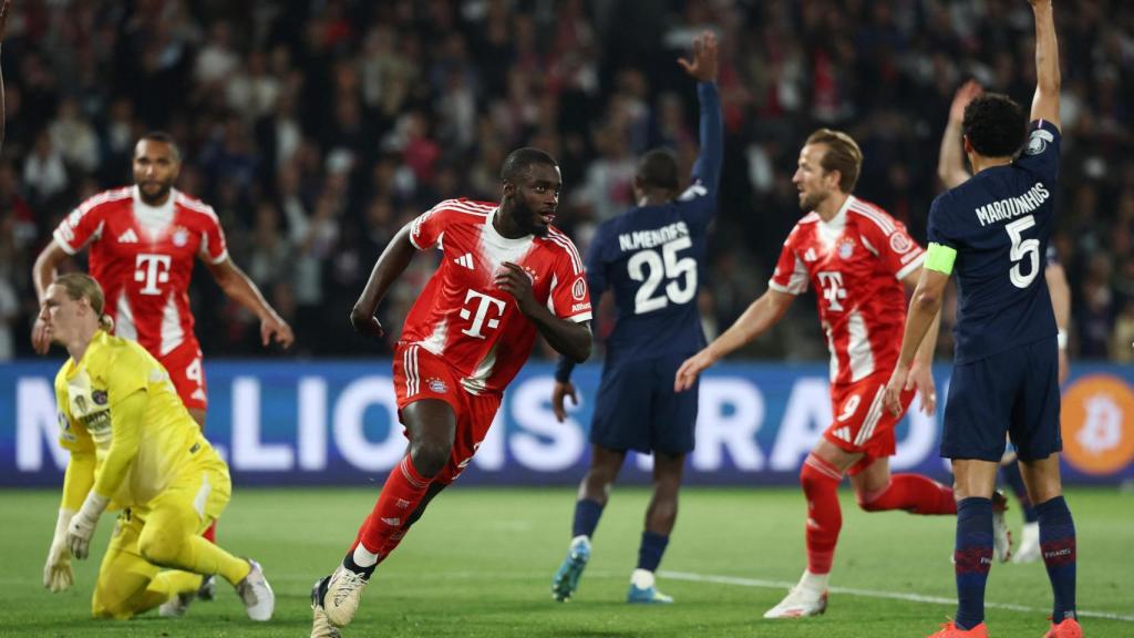 Upamecano viene a celebrar su gol ante el PSG.
