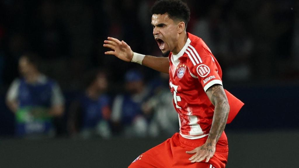 Luis Díaz celebra el gol en el Parque de los Príncipes.