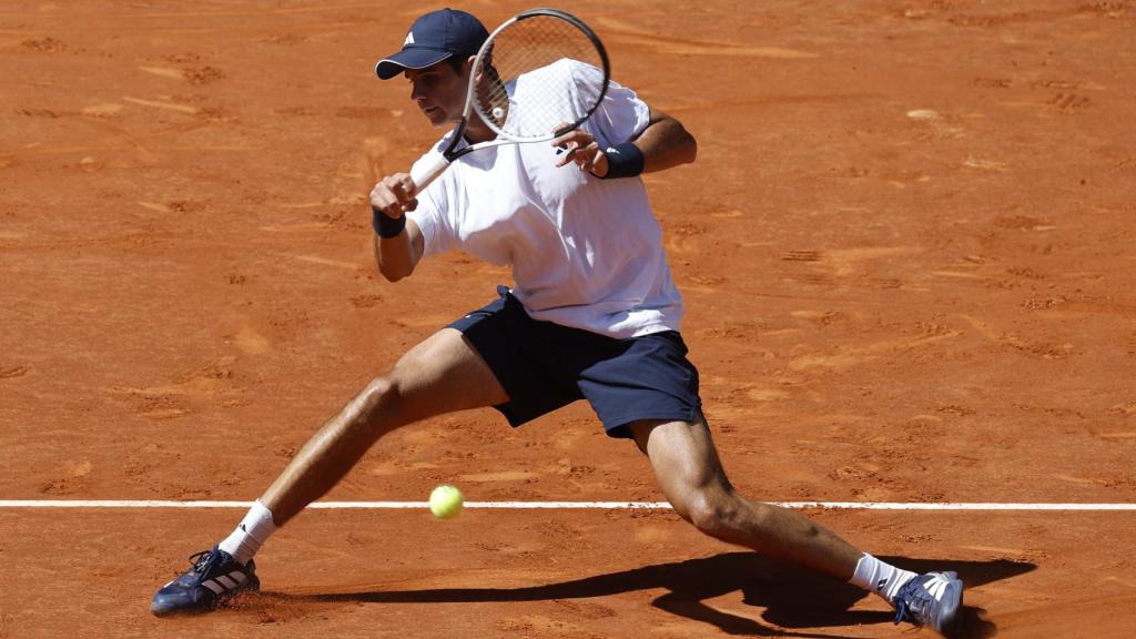 Rafa Jódar remata desde la derecha.