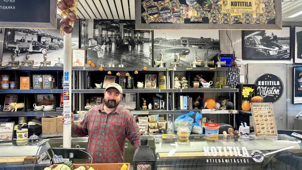 Christos Granqvist detrás del mostrador de la tienda donde despacha todos los productos de su carnicería.
