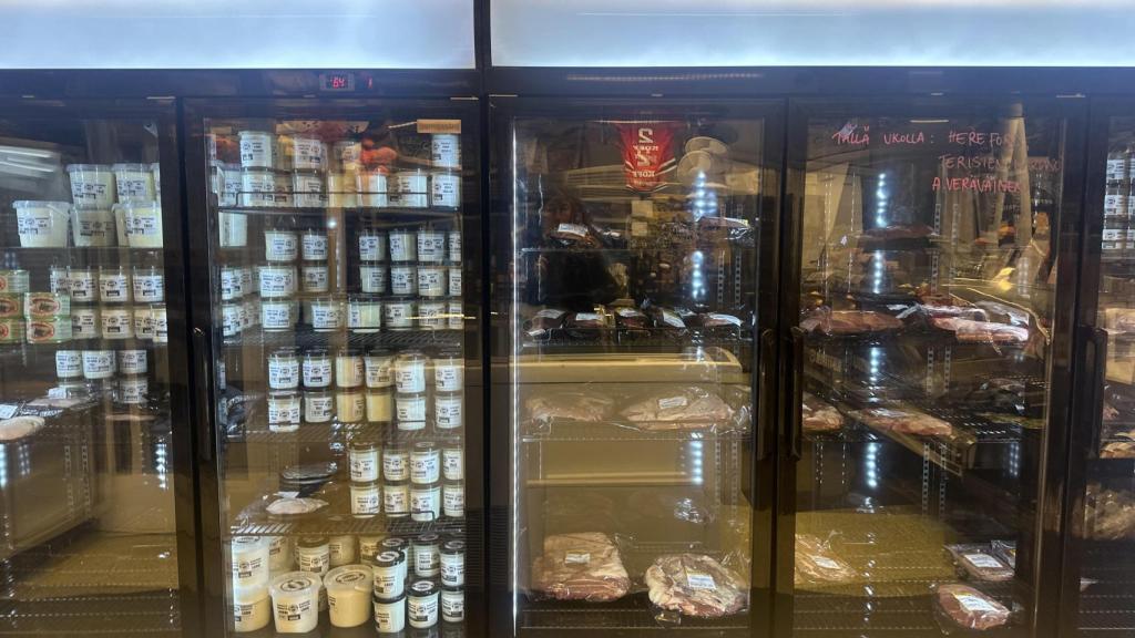 Una de las cámaras con algunos de los productos que ofrecen en la tienda.