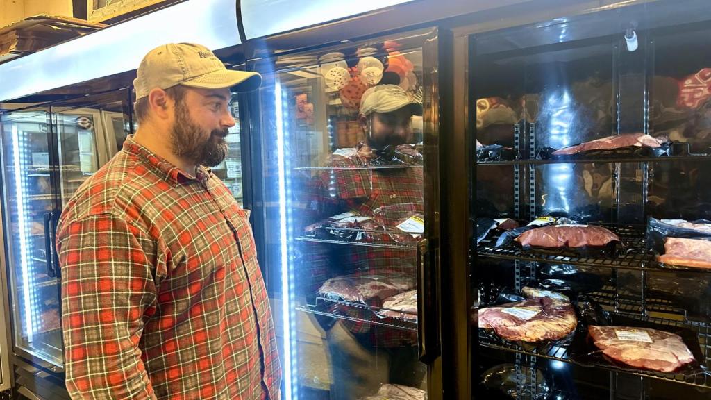 Christos Granqvist frente a una de las cámaras donde conserva los productos que procesa, entre ellos la carne picada con testículos de toro.