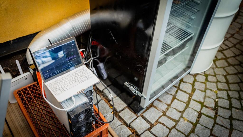 El sistema con el que mina Bitcoins y obtienen el calor para deshidratar la carne.