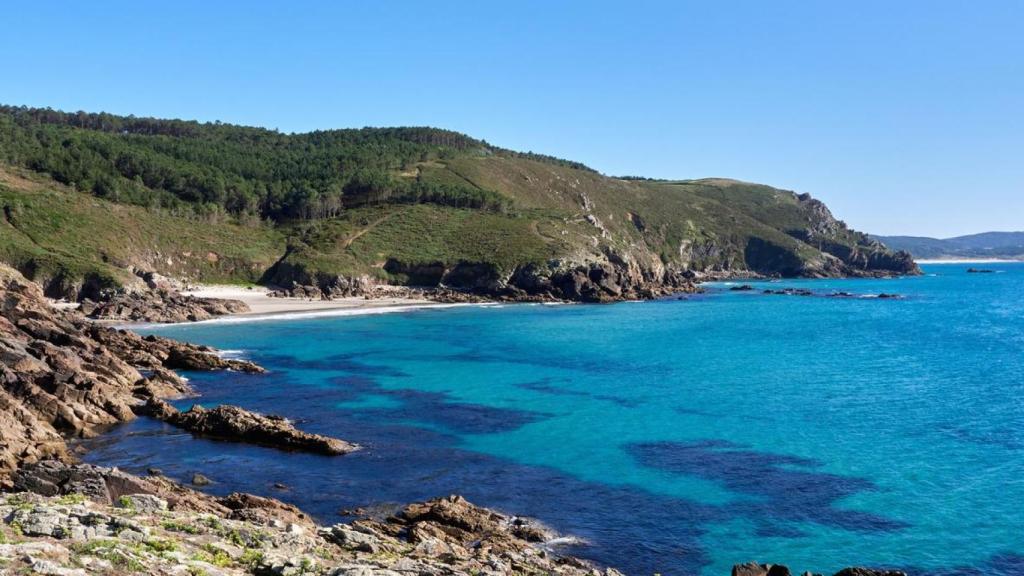 Acantilados de la Costa da Morte en el Océano Atlántico en un día de verano con mar en calma