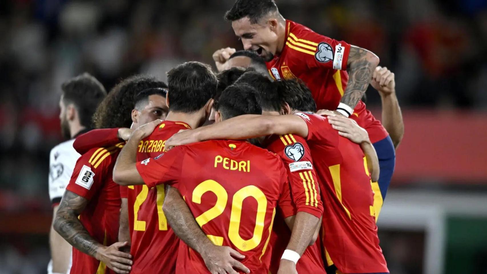 Los jugadores de la Selección celebran el gol de Oyarzabal.