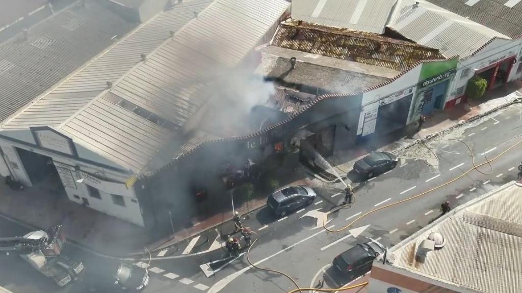 El incendio, a vista de pájaro gracias a imágenes de la Policía Local de Marbella.