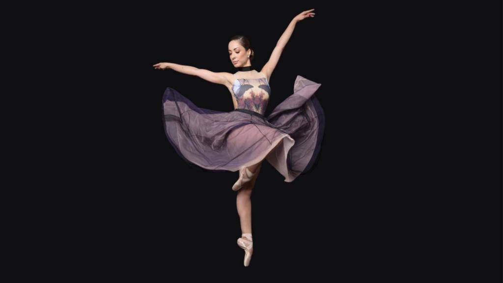 Isis Sarmiento, en una foto de estudio mostrando sus dotes.