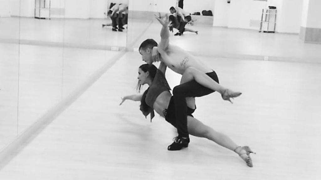 Diana Serrano ensayando en un estudio.