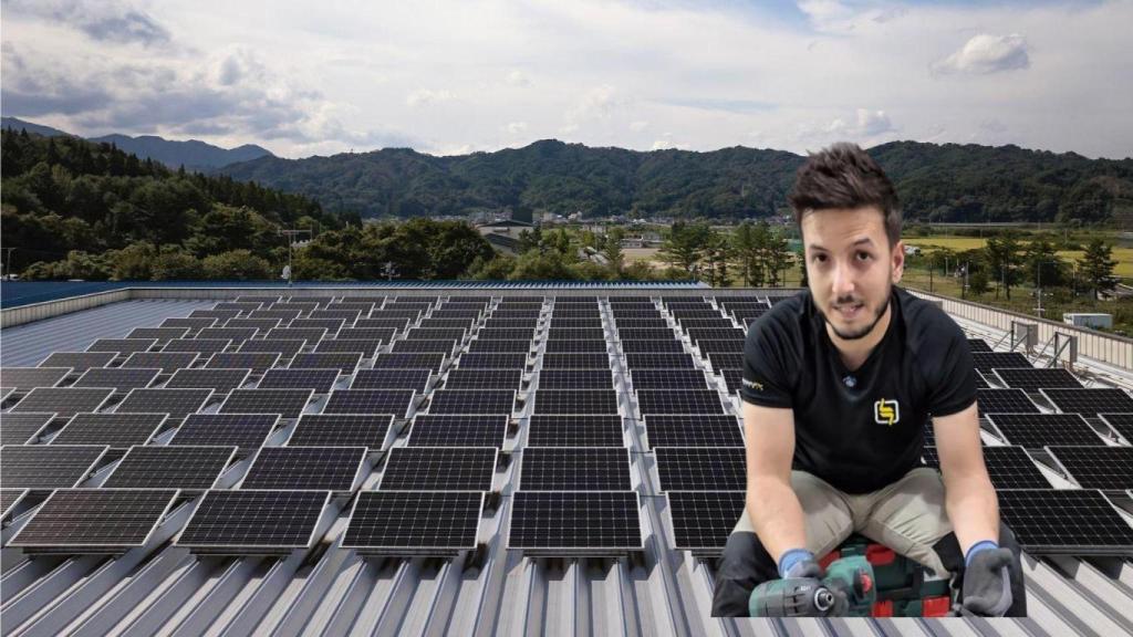 Montaje de Salva y una imagen de archivo de unos paneles solares.