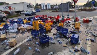 Parte de la carga perdida por el camión en San Cibrao. 