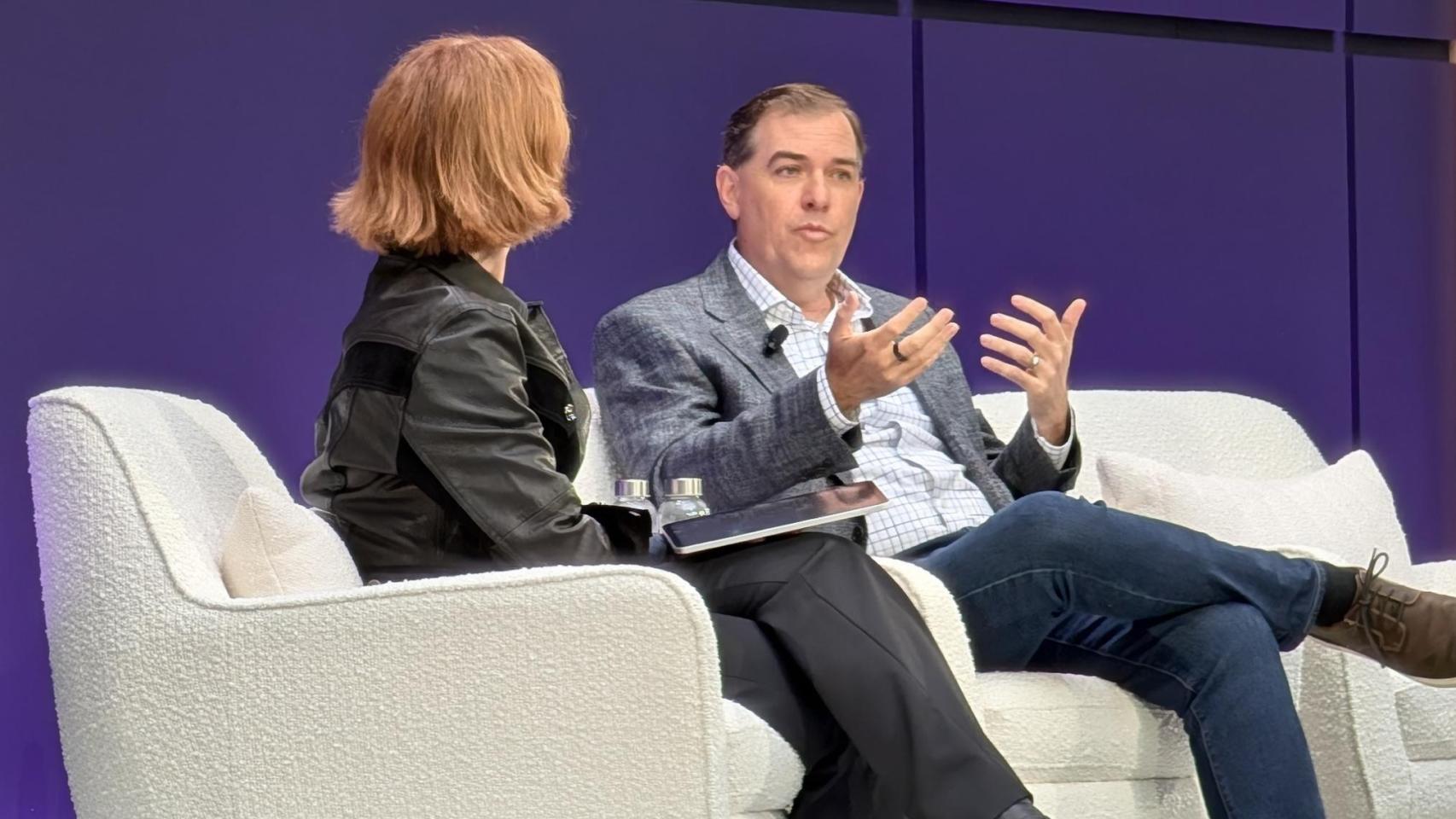 Los directivos Julia White (CMO) y Matt Garman (CEO)