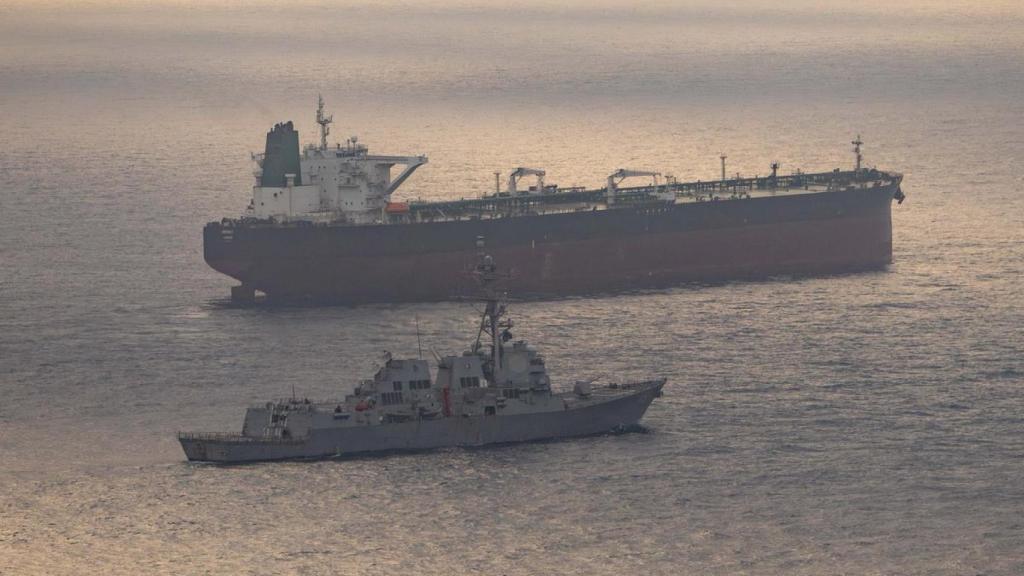 El destructor 'USS Rafael Peralta' interceptando un buque que pretendía abandonar un puerto iraní.