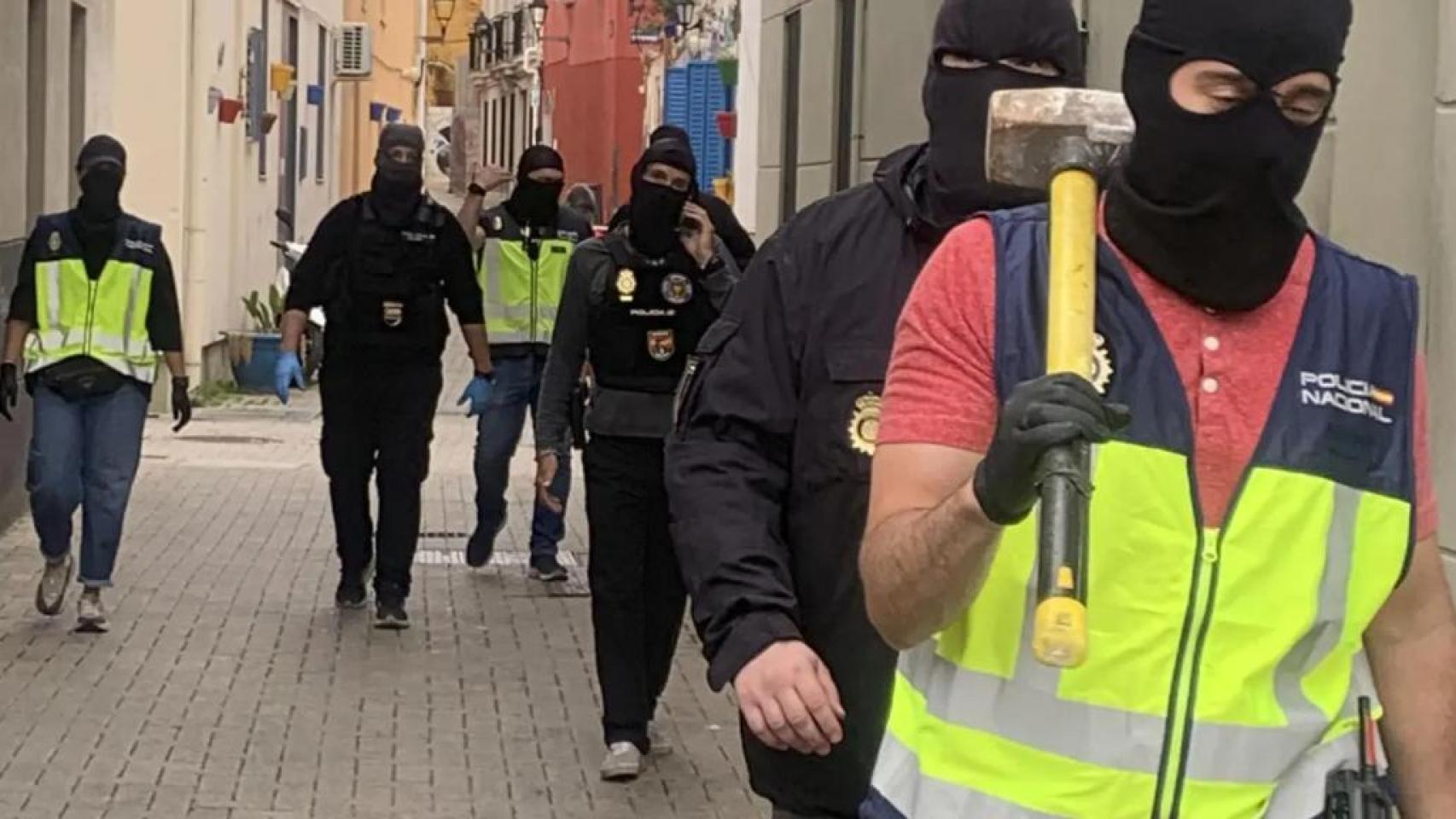 Miembros de la Policía Nacional, este martes, durante los registros practicados en el Barrio de la Trinidad en Málaga.