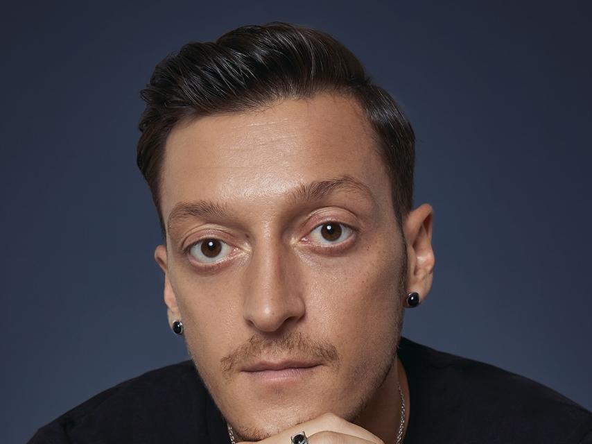 Özil posando.
