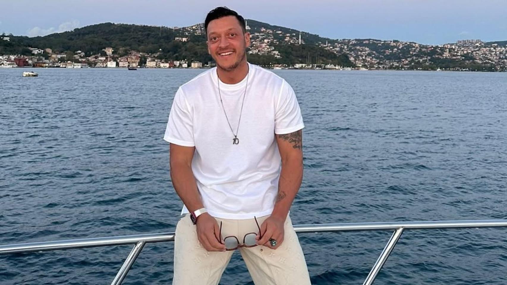 Özil en un yate posando.