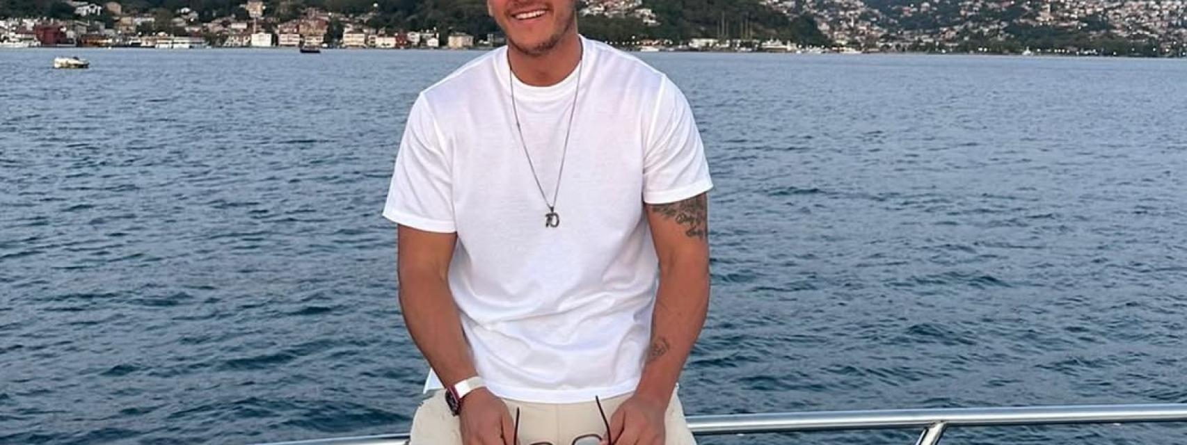 Özil en un yate posando.
