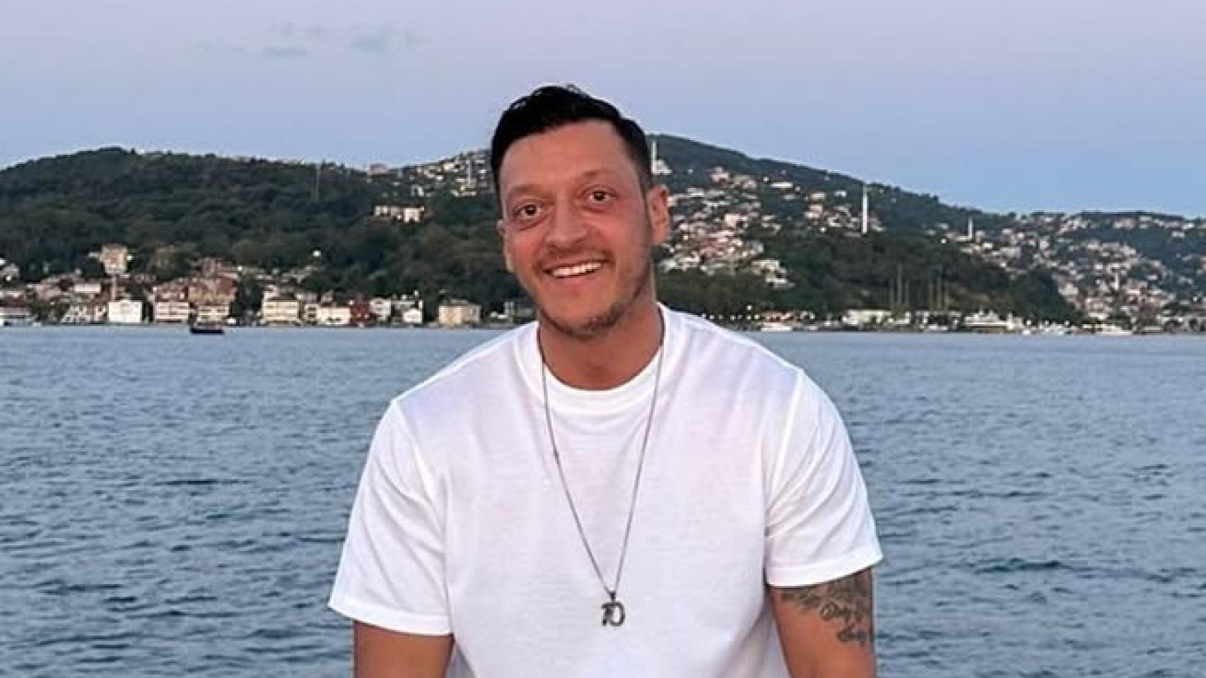Özil en un yate posando.