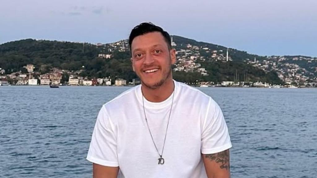 Özil en un yate posando.
