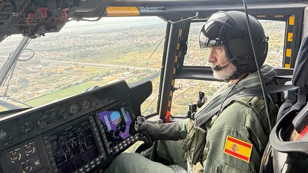 El Rey de España pilotando un helicóptero NH-90