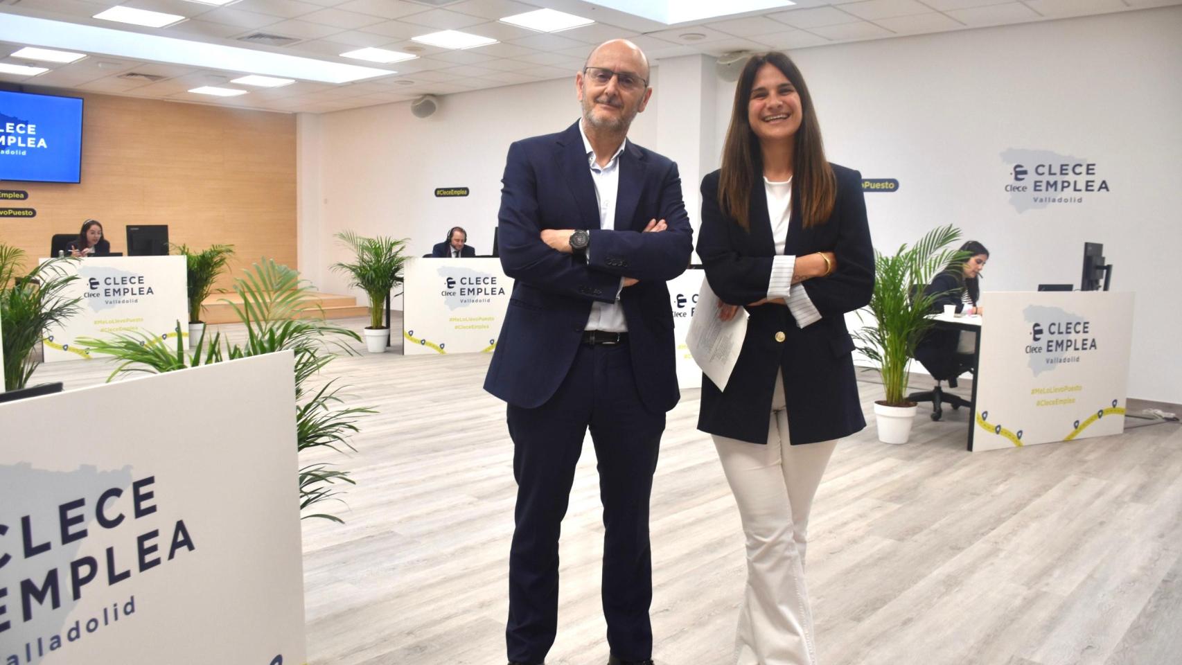 Vicente Ortega, director de operaciones de Clece en la zona noroeste, e Irene Domingo, responsable de selección, durante la celebración de la feria de empleo en Valladolid