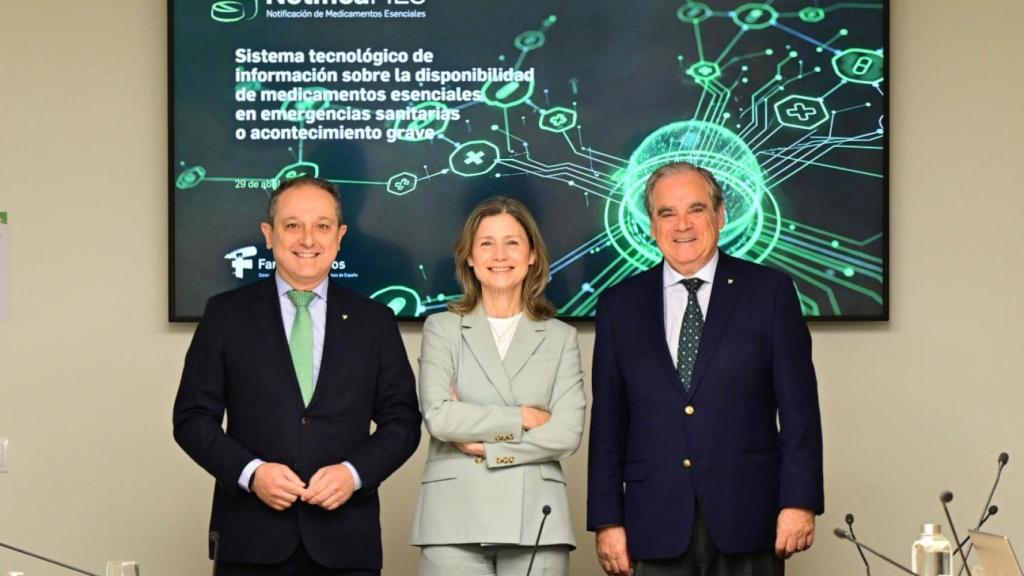 De izquierda a derecha: Juan Pedro Rísquez (vicepresidente del Consejo General de Farmacéuticos), María Jesús Lamas (directora de la Agencia Española de Medicamentos) y Jesús Aguilar (presidente del Consejo)