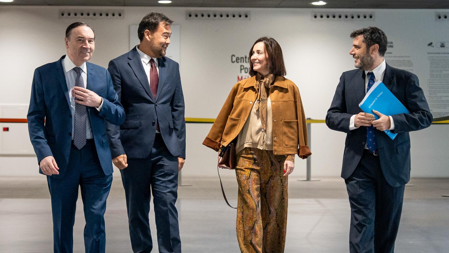 De izquierda a derecha; Pedro J. Ramírez, presidente ejecutivo y director de EL ESPAÑOL; Mano Soler, director general del campus de Les Roches Marbella; Cruz Sánchez de Lara, vicepresidenta ejecutiva de EL ESPAÑOL y editora de Magas y Lifestyle; y Ángel Recio, delegado de EL ESPAÑOL de Málaga; en la apertura del V Foro de Educación, Innovación y Tecnología.