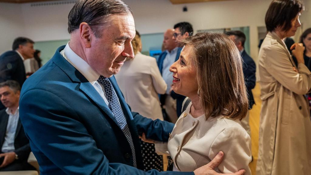 María de la Paz Flores, con Pedro J. Ramírez.