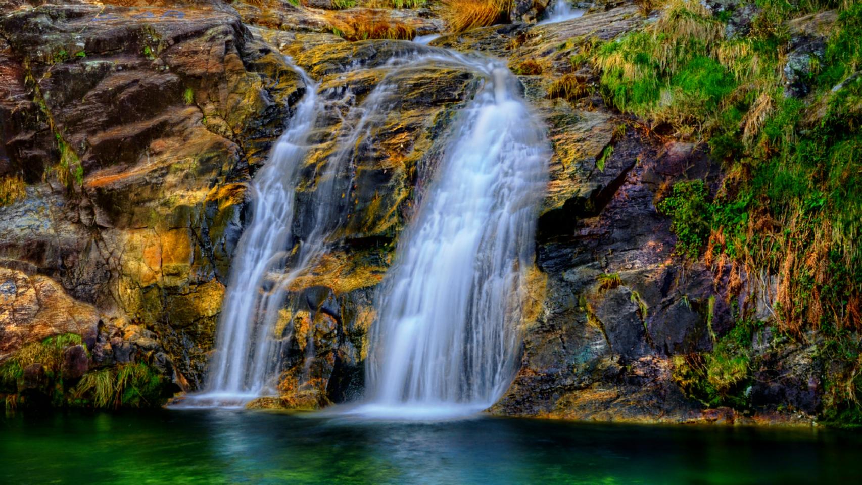 Una poza con cascada.