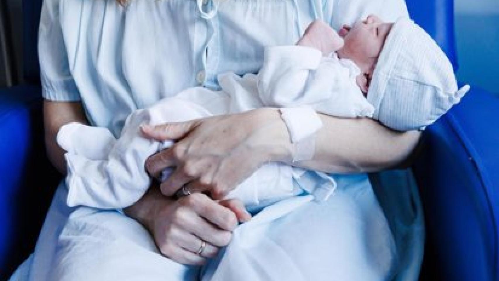 Archivo - Alba Mayoral posa con su hija Lucía Pérez Mayoral, que ha sido el primer bebé nacido en 2025 en España, - Europa Press -