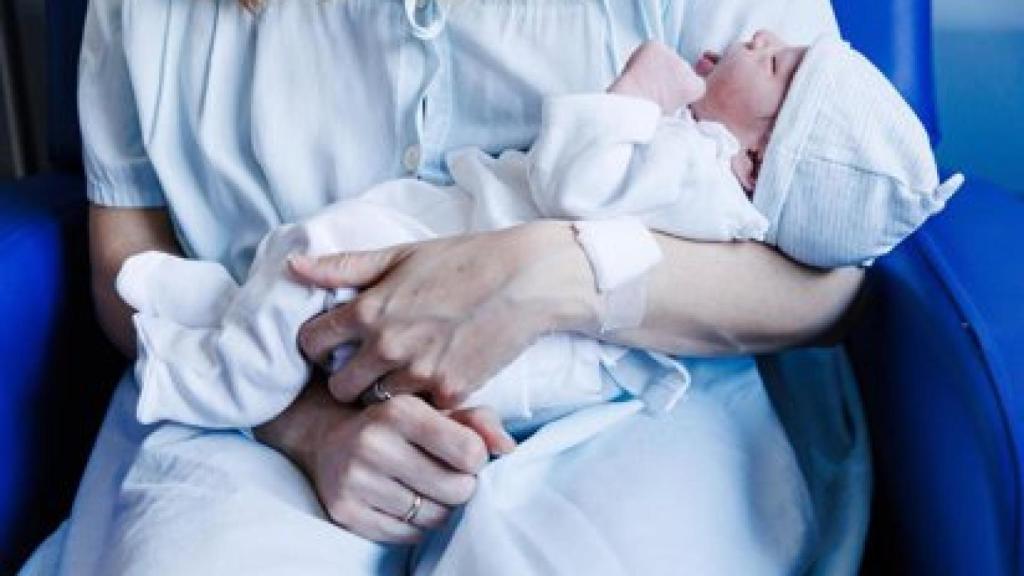 Archivo - Alba Mayoral posa con su hija Lucía Pérez Mayoral, que ha sido el primer bebé nacido en 2025 en España, - Europa Press -