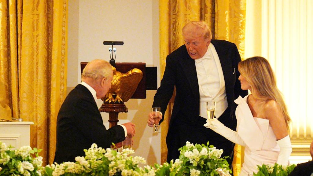 Brindis entre Carlos III, Donald y Melania Trump.