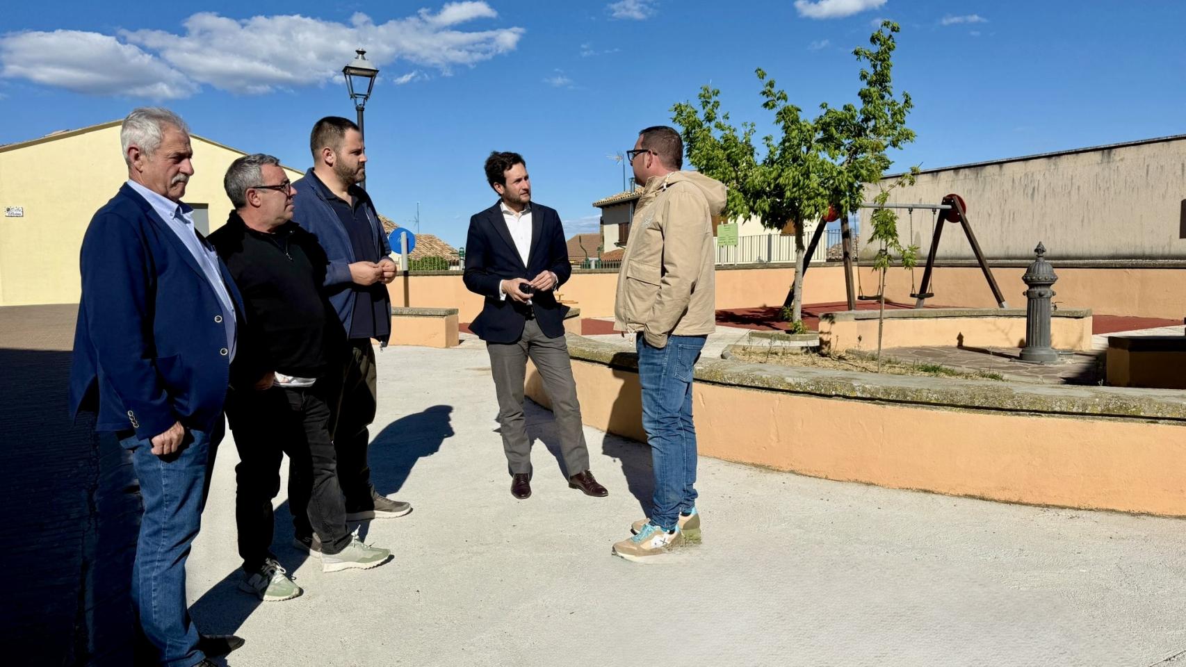 Isaac Claver y Álvaro Bescós junto a Alejandro Ferrando y concejales. 