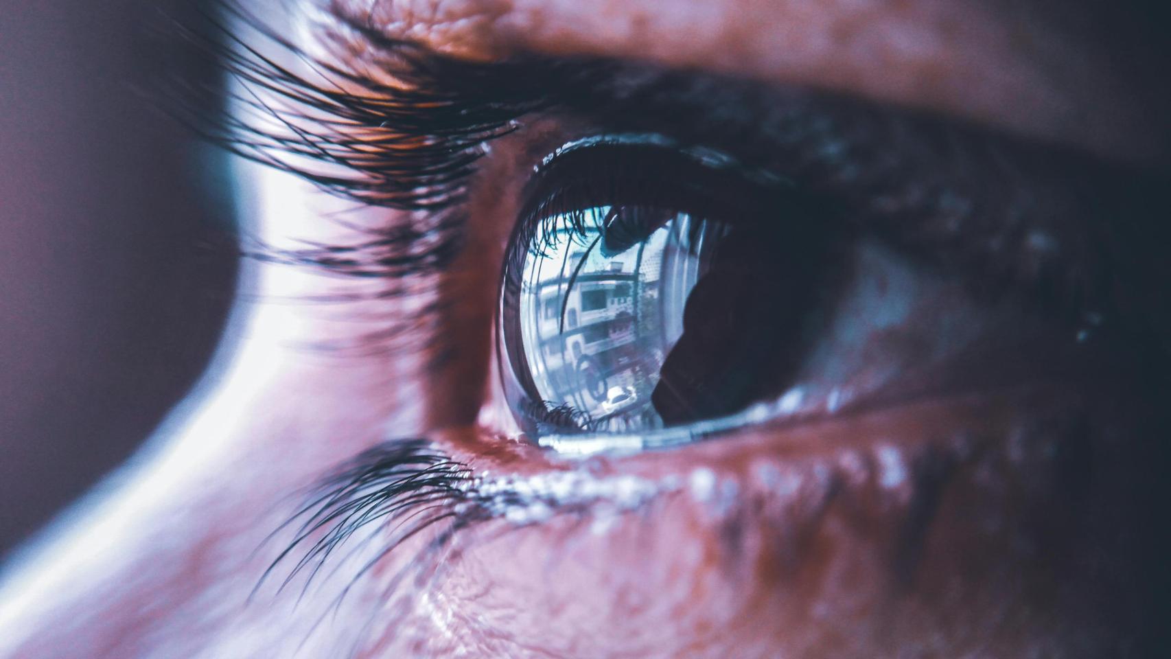 Uno ojo con lentillas.