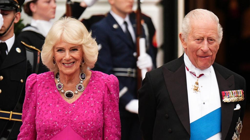 Camilla con collar de amatistas y diamantes.