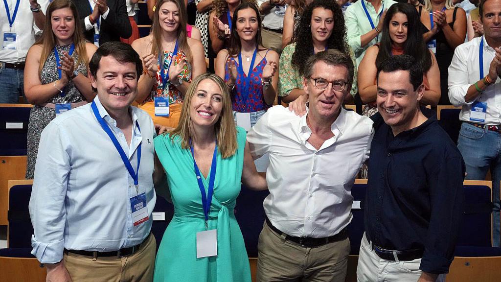 El presidente de la Junta de Castilla y León, Alfonso Fernández Mañueco, la presidenta de Extremadura, María Guardiola, el presidente del Partido Popular, Alberto Núñez Feijóo, y el presidente de Andalucía, Juan Manuel Moreno, durante el 13º Congreso Autonómico del PP de Extremadura, en Badajoz, en julio de 2022