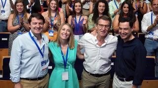 El presidente de la Junta, Alfonso Fernández Mañueco, la presidenta de Extremadura, María Guardiola, el presidente del Partido Popular, Alberto Núñez Feijóo, y el presidente de Andalucía, Juan Manuel Moreno, durante el 13º Congreso Autonómico del PP de Extremadura, en Badajoz, en julio de 2022