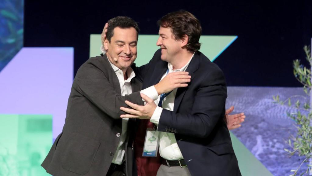 El presidente de Andalucía, Juan Manuel Moreno, y el presidente de la Junta en funciones, Alfonso Fernández Mañueco, en el XVI Congreso del PP de Andalucía, en Granda, en noviembre de 2021