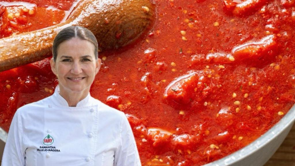 Samantha Vallejo-Nágera junto a una salsa de tomate.
